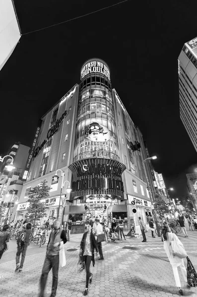 TOQUIO - MAIO 22, 2016: Asakusa ruas e anúncios à noite. Tóquio é — Fotografia de Stock