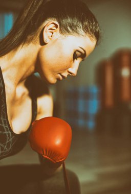 Kırmızı eldiven ile spor salonunda eğitim kadın tekme boksör