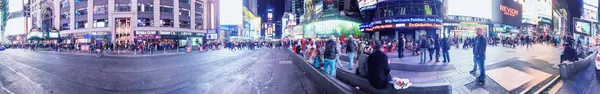 NEW YORK CITY - OCTOBER 2015: Tourists in Times Square at night. — Stock Photo, Image