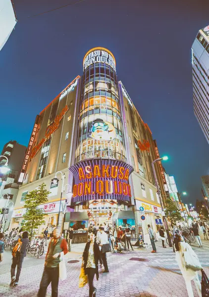 Tokyo - 22. Mai 2016: asakusa Straßen und Anzeigen in der Nacht. Tokyo ist — Stockfoto