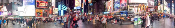 New York City - říjen 2015: Turisté na Times Square v noci. — Stock fotografie