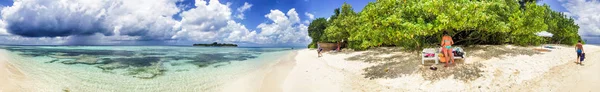 Panoramautsikt över Maldiviska havet och ön — Stockfoto