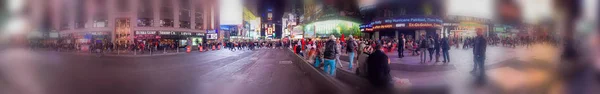 纽约城-2015 年 10 月︰ 游客在时报广场在晚上. — 图库照片