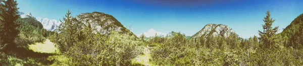 Vue panoramique des sommets alpins, Dolomites — Photo