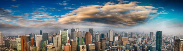 Panoramatický letecký pohled na panorama Osaka za soumraku, Japonsko — Stock fotografie