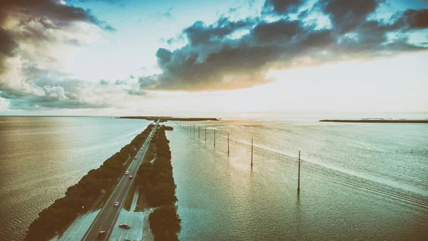 Ponte rodoviária ultramarina ao pôr do sol, vista aérea — Fotografia de Stock