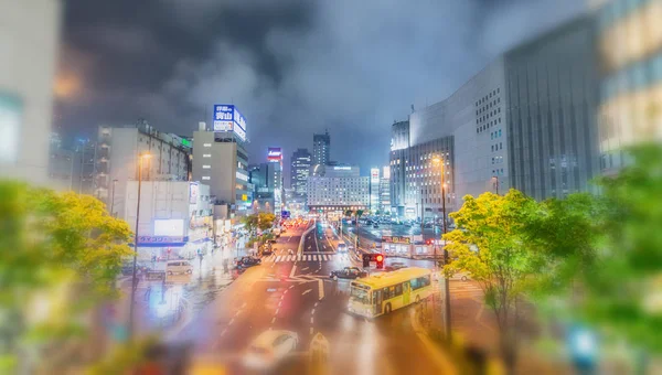 Ósaka, Japonsko - 26 květen 2016: Osaka ulice na deštivé noci. V — Stock fotografie