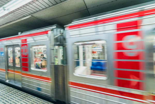 OSAKA, JAPON - 28 MAI : Train à la gare d'Osaka le 28 mai 2016 à — Photo