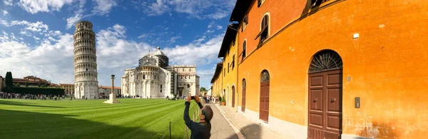 PISA - OCTOBER 10, 2016: Tourists in Square of Miracles. Pisa at — Stock Photo, Image