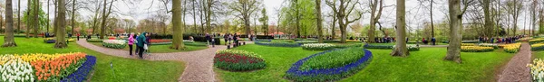 KEUKENHOF, NETHERLANDS - APRIL 2015: Tourists visit famous park. — Stock Photo, Image