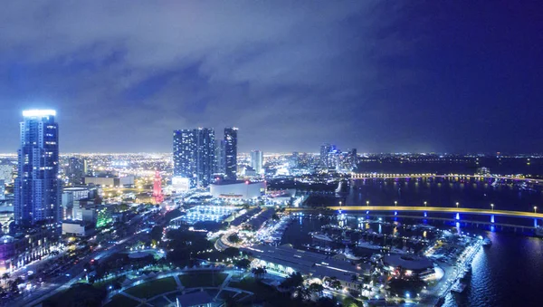 Downtown Miami 's nachts, vanuit de lucht gezien — Stockfoto