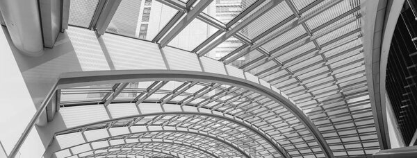 Современные небоскребы Синбаси в солнечный день - Токио, Япония
