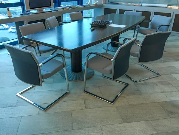 Stoelen in de buurt van een vergadering kamer tabel — Stockfoto