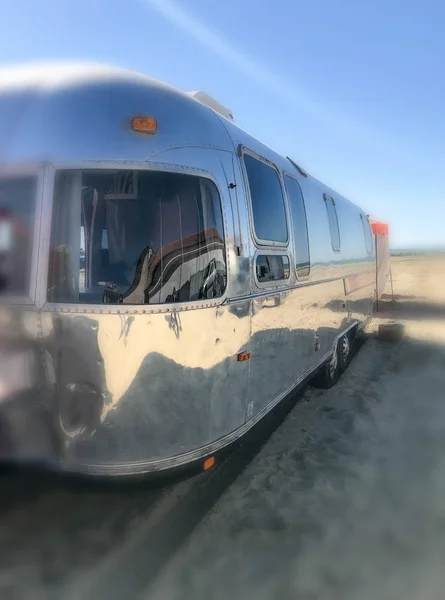 Vecchio autobus con colore argento — Foto Stock