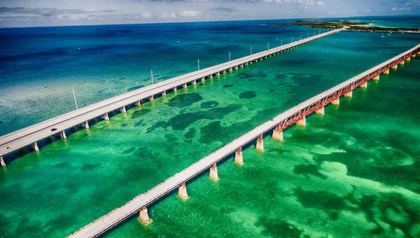 佛罗里达州公路桥梁海外的美丽鸟瞰图 — 图库照片