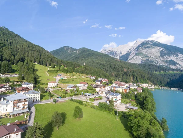 Flygfoto över Auronzo Lake, italienska Dolomiterna — Stockfoto