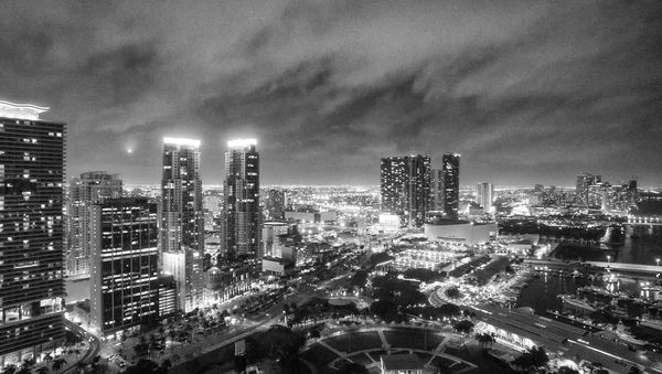 Downtown Miami à noite, vista aérea — Fotografia de Stock