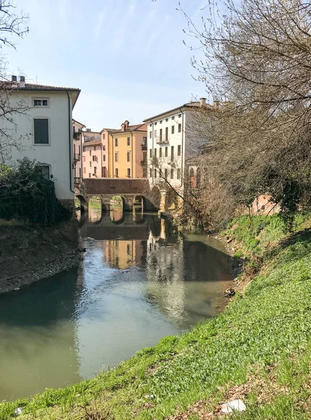 Homes and canal of Vicenza, Italy — Stock Photo, Image