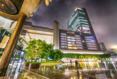 Yağmurlu bir gecede, Japonya Osaka sokakları