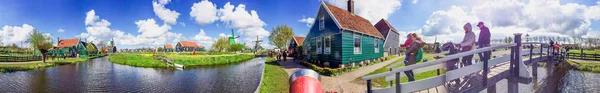 Zaanse Schans, Nizozemsko - duben 2015: Turisté navštívit větrný mlýn — Stock fotografie