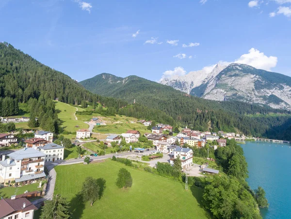 Luftaufnahme des Auronzo-Sees, italienische Dolomiten — Stockfoto