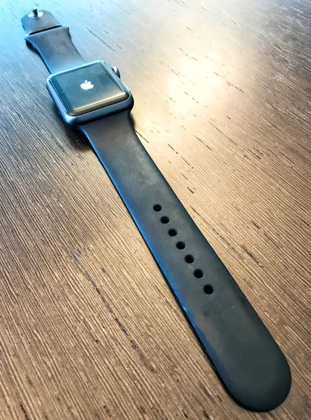 МАССА, ИТАЛИЯ - 19 ОКТЯБРЯ 2016: Apple Watch on a table. Это инко — стоковое фото