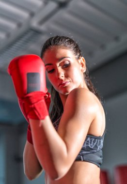 Güzel esmer kız kickboks maçı için hazırlanıyor