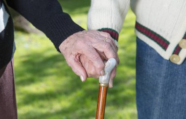 Bahçede, sopayla yaşlı çift detay eller