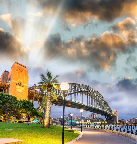 Piękny widok z Sydney Harbour Bridge z zachód słońca niebo, Austral — Zdjęcie stockowe