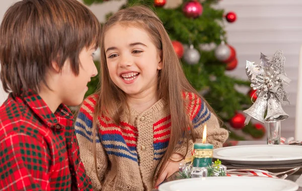 Familienszene zu Weihnachten — Stockfoto