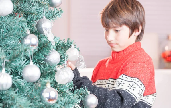 Fare albero di Natale, concetto di famiglia — Foto Stock