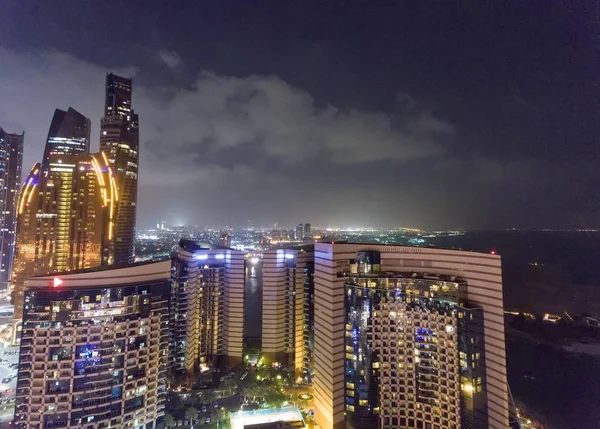 Abu Dhabi, EAU. Luces nocturnas de edificios urbanos — Foto de Stock