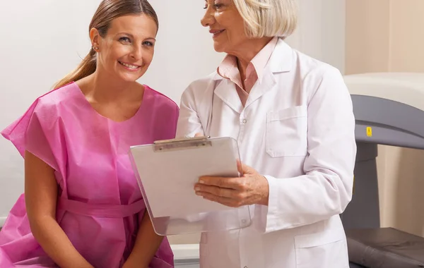 Expert female doctor with patient in hospital — Stock Photo, Image