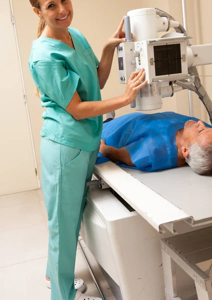 Doctor and patient at clinic — Stock Photo, Image