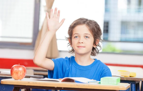 Trabajando juntos en la escuela primaria. Integración y multiples — Foto de Stock