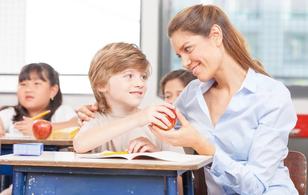 Trabajando juntos en la escuela primaria. Integración y multiples — Foto de Stock