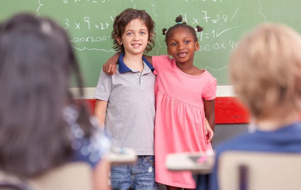 Trabajando juntos en la escuela primaria. Integración y multiples — Foto de Stock