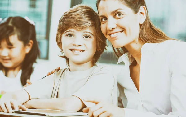 Werken samen op de basisschool. Integratie en multi eth — Stockfoto