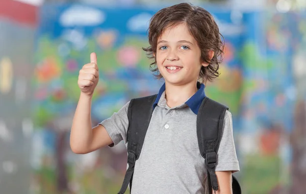 Trabajando juntos en la escuela primaria. Integración y multiples — Foto de Stock