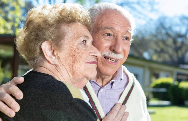 Bejaarde echtpaar in de tuin — Stockfoto