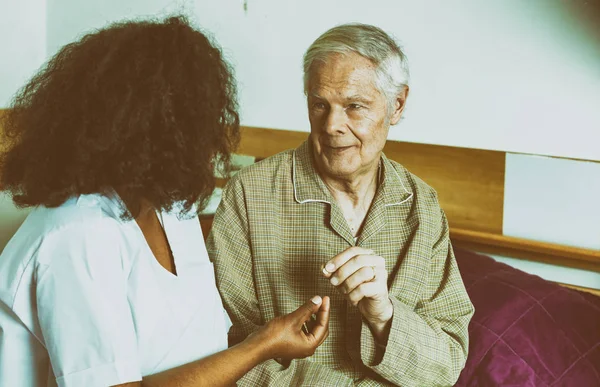 Enfermera con personas mayores —  Fotos de Stock