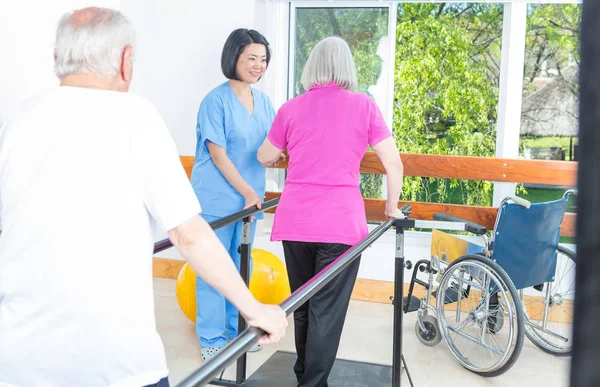 Реабилитационные упражнения для пожилых людей — стоковое фото