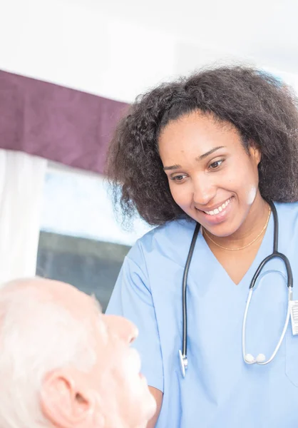 Infirmière africaine confiante à l'hôpital — Photo