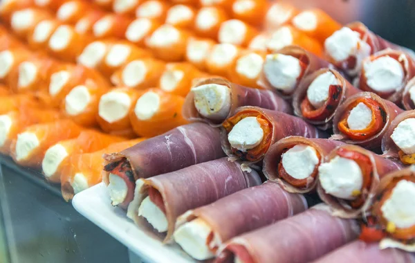 Seção de rolos de peixe fresco no supermercado de varejo — Fotografia de Stock