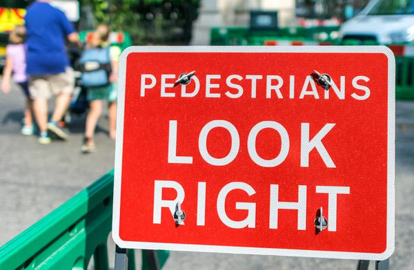 Straßenschild für Fußgänger in London rechts ansehen — Stockfoto