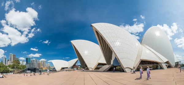 СИДНЕЙ - ОКТЯБРЬ 2015: Сиднейский оперный театр. Сидней привлекает 30 миль — стоковое фото