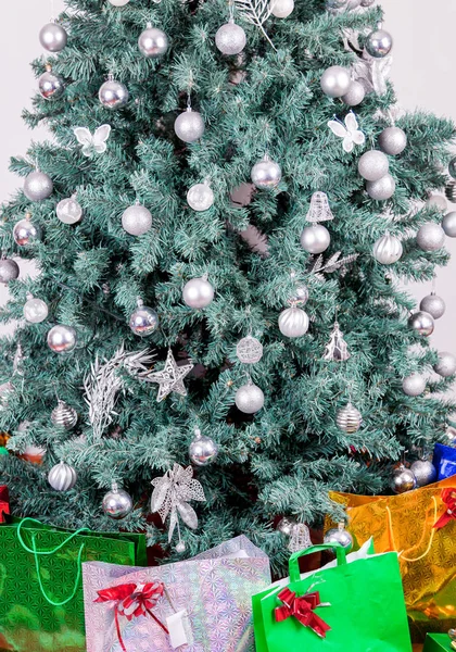 Árbol de Navidad con decoraciones —  Fotos de Stock