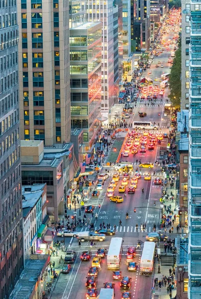 Widok z lotu ptaka miasta ruchu w nocy, New York - Manhattan — Zdjęcie stockowe