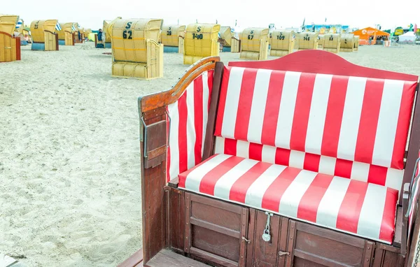 色彩缤纷的沙滩椅在特拉沃明德，德国 — 图库照片