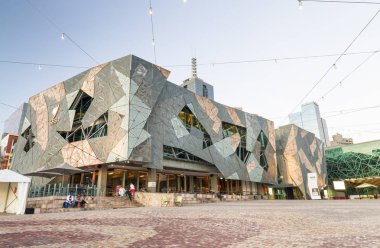 Melbourne - Ekim 2015: Federasyon Meydanı turist. Melbo